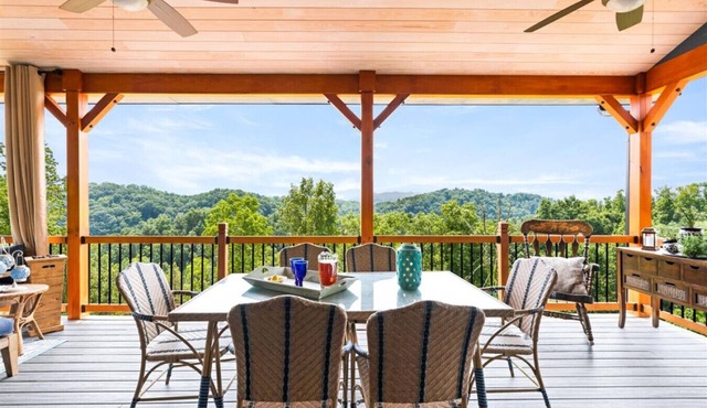 Eagles Nest | 5Bdrm Lakefront Luxury Retreat with Hot Tub & Mountain Views