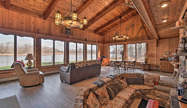‘Eagles Nest’ - Baraboo Cabin on Wisconsin River!