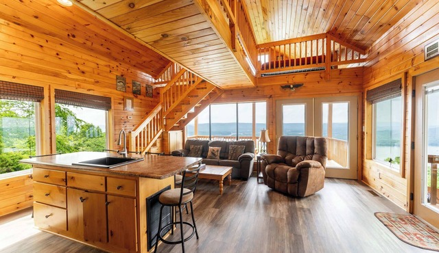 Eagles Nest Cabin – Bluff Views & Hot Tub!