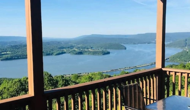 Eagles Nest Cabin with a private hot tub