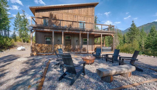 Eagles Nest Escape, Hot Tub and Firepit