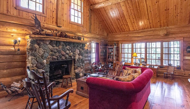 Eagles Nest Lodge - Peace & tranquility defined, hand-scribed log home,