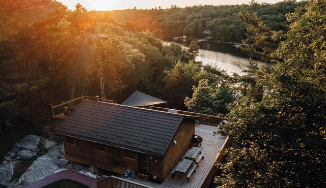 Eagles Nest Muskoka 4 season cottage with HOT TUB, SAUNA, Pickleball