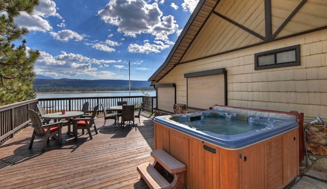 Eagles Nest North: Lake Views! Hot Tub! Internet! Cable TV! Historic Features! Huge Deck!
