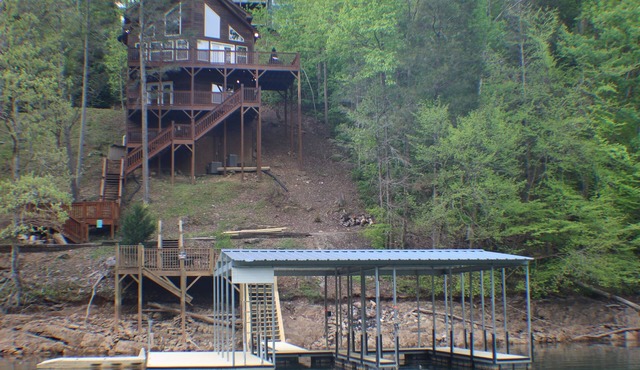 Eagles Nest' Private hot tub, dock, near famous 'Jumping Bridge'