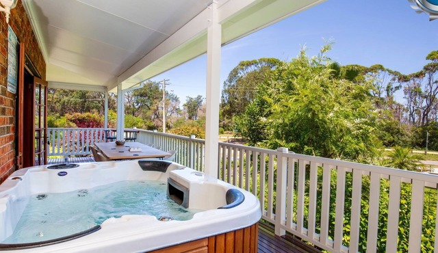 Eagles Point - Water Views & Spa - Pet Friendly