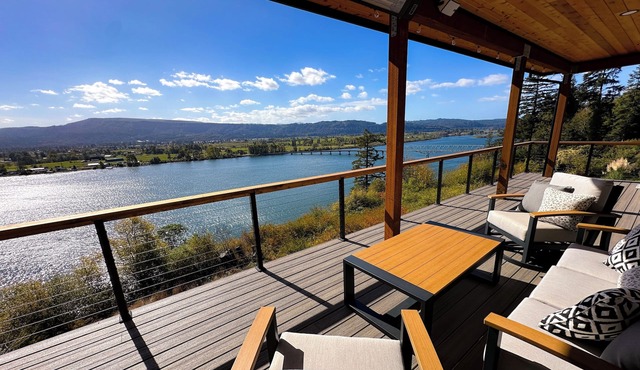 Eagles View Waterfront Luxury Retreat W/Outdoor Tub. On Columbia River Cathlamet