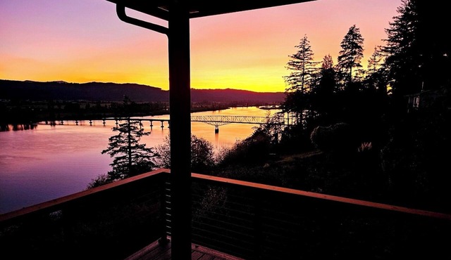 Eagles View Waterfront Retreat a 2-bedroom 2-bath stunning house in Cathlamet