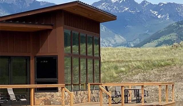 Eagles Wings is a gorgeous 5-bedroom property with incredible mountain views!