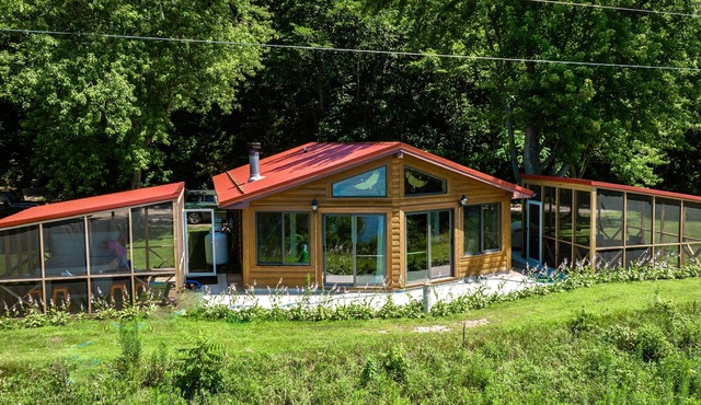 Eagleview Nest cabin. Spectacular Mississippi river view! Year 'round HOT TUB!