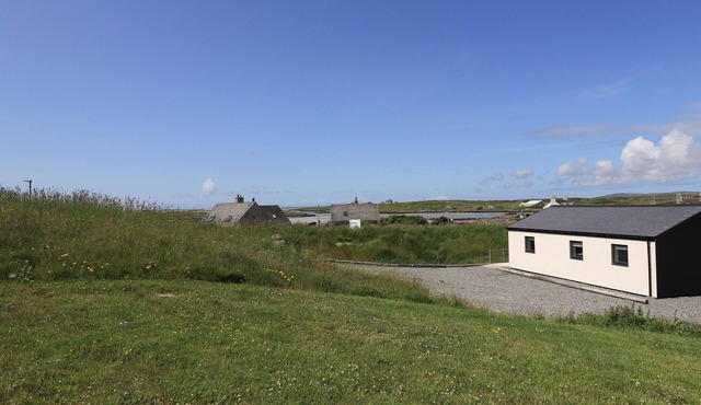 EALA BHÀN COTTAGE, pet friendly, with a garden in Balivanich