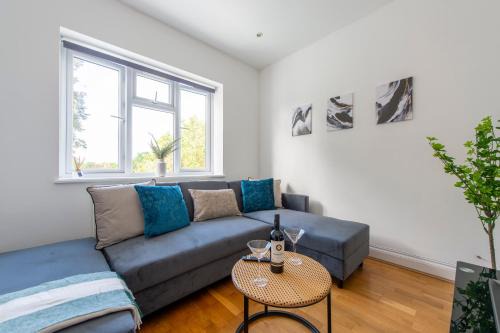 Ealing Gem 3 Bath, 2 En-Suite Flat with Parking