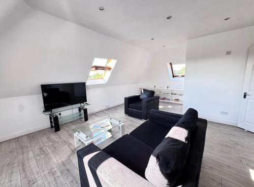 Ealing Hight's-underground walking direct to Heathrow -shops