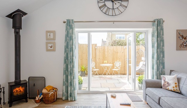 EAMES COTTAGE, pet friendly, with open fire in Cowling