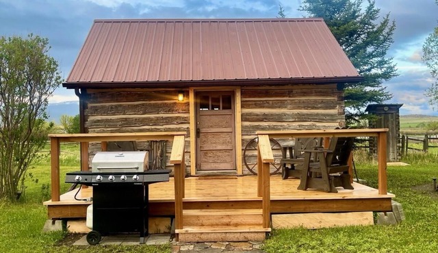 Earl's Cabin. Quiet 1930s hand hewn log cabin. Fishing hunting opportunities.