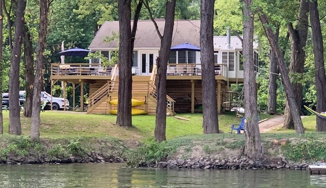 Earls Landing -Riverfront Cottage!