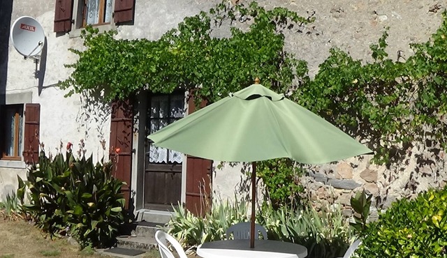 Early 18th century cottage in the village of Manot only 9 kms from Confolens