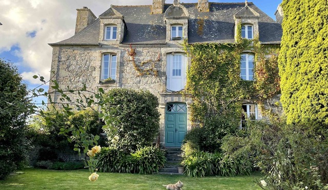 Early 18th century presbytery 10 minutes from the beach and TGV train station