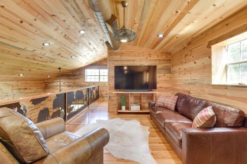 Early Cabin w/Deck ~ 20 Mi to Lake Brownwood!