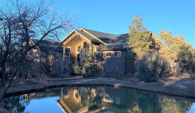 EARLY CHECK IN/OUT 1PM Luxury Home on POND in Torreon-Hot Tub & Kids Zone