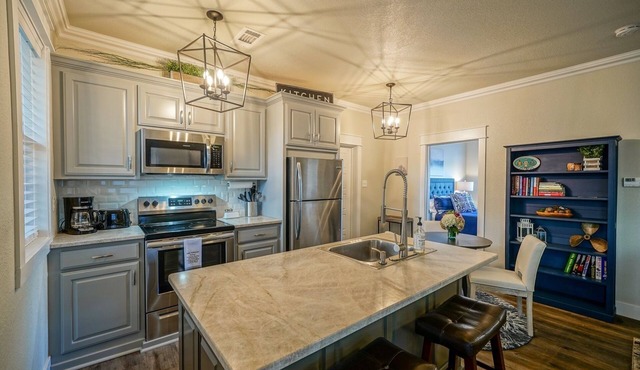 Early season rates! Lux Lake Cottage, great location, perfect home & property.