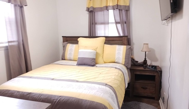 Earnie's Place - Cozy 2 BR Home with Fireplace, Sports Fan Cave Garage