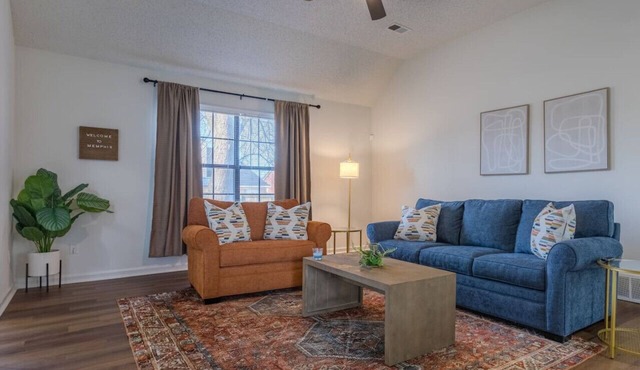 Earth Chic Getaway. Large Backyard! Pet- Friendly!