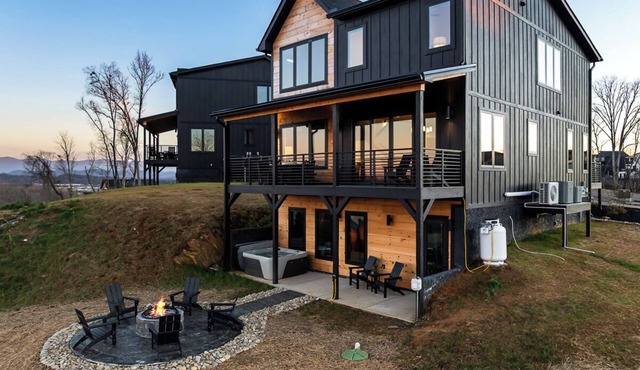 Earth Lodge: Luxe Mountain Retreat with Indoor Pool, Views and Fire Pit