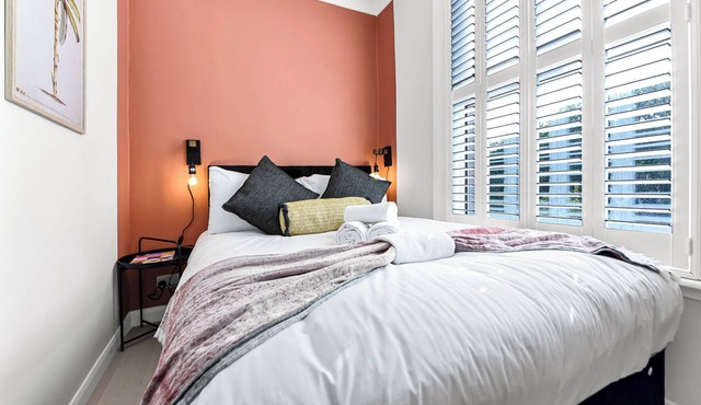 Earth Tones & Greenery: 4BR Flat Sleeps 8