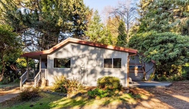 Earthworks Art House, Forest Retreat Near Ocean Trails