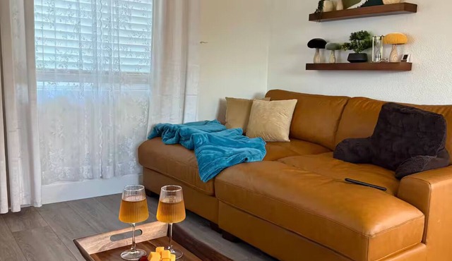 Earthy Luxe Guesthouse-Fully Fenced- W/D in unit