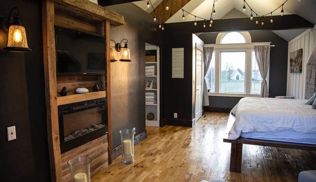 Ease you mind from the stresses, with the lake and vineyards just niles away.