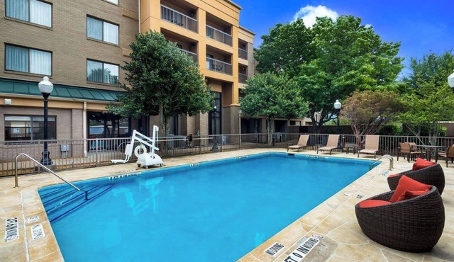 Easily-Accessible Hotel! Outdoor Pool, Close to Galleria Dallas, Pets Allowed!