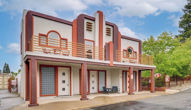 Easily Explore Fair Oaks Village! Unique Condo