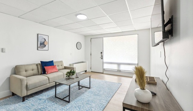 East 120 I Modern Refinished Apt Downtown I Gym