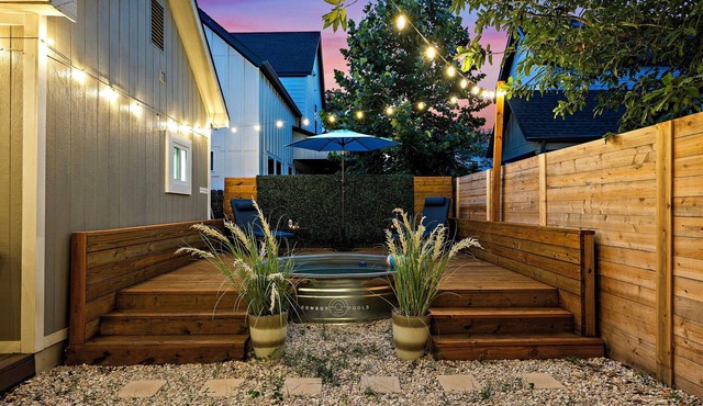 East ATX Bungalow 3 Bedroom 2 Bathroom Cowboy Pool, Fire Pit and Grill