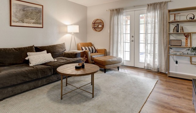 East Austin 3BR 5 miles to downtown/UT stadium/Moody/SXSW. Large yard, pets Ok.