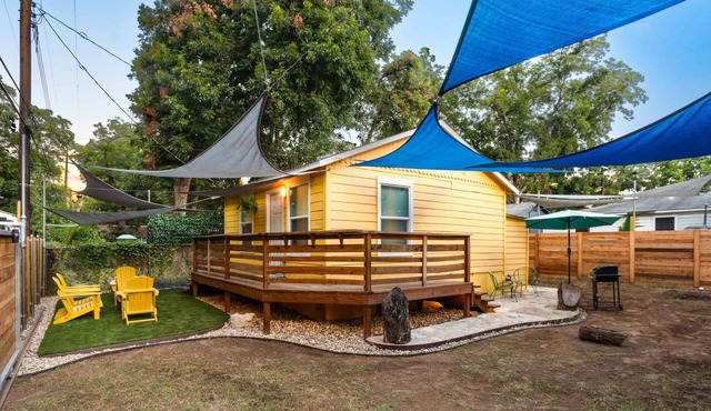 East Austin Bungalow w BBQ, Firepit, Fun Yard