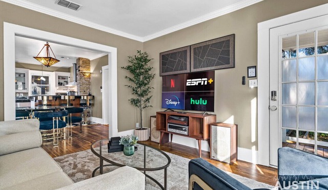 East Austin Charmer│Grill, Fenced Yard & Patio│Near Rainey, UT & 6th St