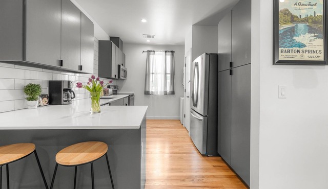 East Austin Condo - 2 Bedrooms & Parking