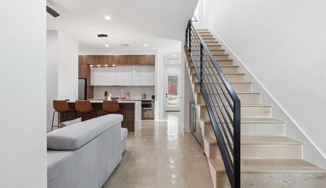 East Austin Gated Luxury Home-Minutes to Downtown, Airport and Restaurants