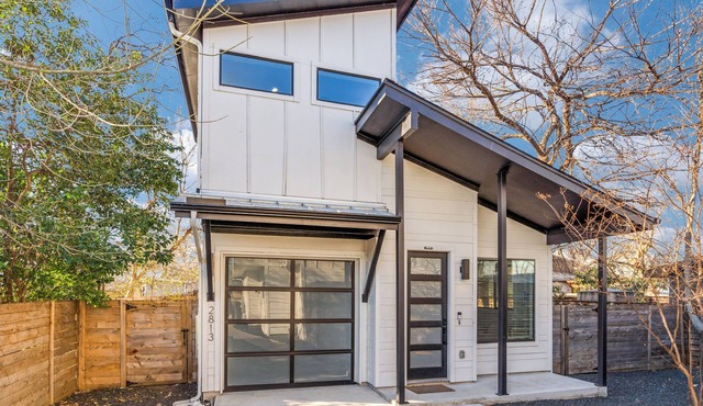 East Austin Hideaway 2-bedroom house with AC and Google Fiber