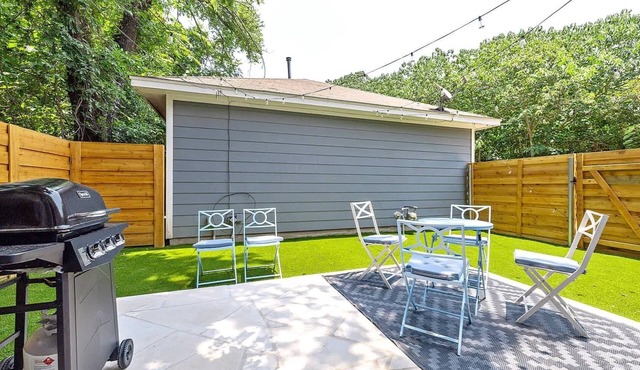 East Austin Hideout | BBQ Yard | Sleeps 10