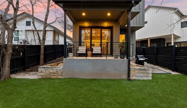 East Austin Home - 2 Bedroom | Large Backyard