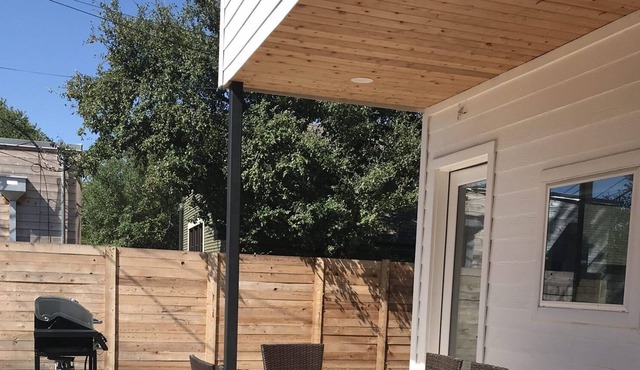 East Austin House w/ Corn Hole, BBQ, Enclosed Yard (Pet/Family Friendly)