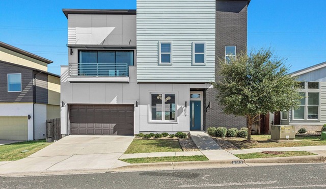 East Austin Retreat - Huge Yard, Pet-Friendly & Office