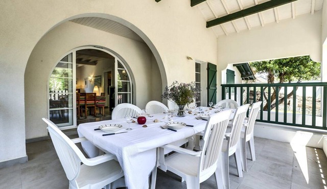 East bank of the lake, lovely renovated Basco-Landaise villa