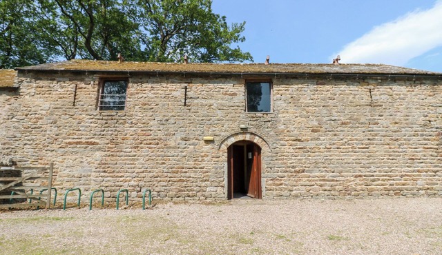 EAST BARN BUNKHOUSE, pet friendly, with a garden in Reeth