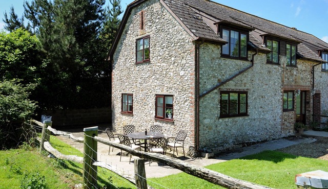 EAST BARN, pet friendly, with a garden in Charmouth