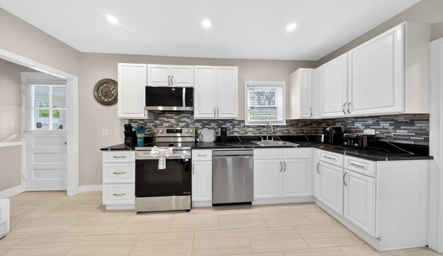 East Bay GetAway! Superb 3 Bedroom 2 Bath Townhouse Steps to Easy Bay Bike Path!